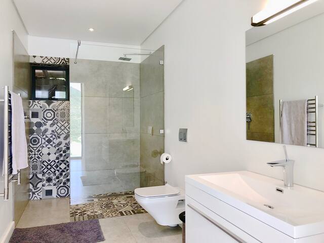 Sandy Bay Flat gallery image 4