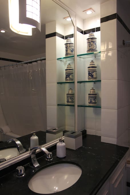 Main Bathroom with tub