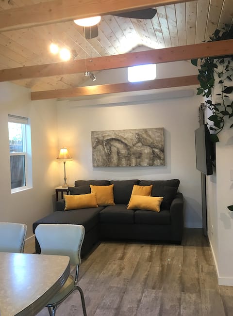 Popular Airbnb listing: Tranquil Pristine Carriage House in Berkeley