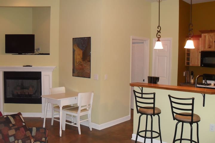 Luxury Studio Apartment on 14 Acres - Creek Views!