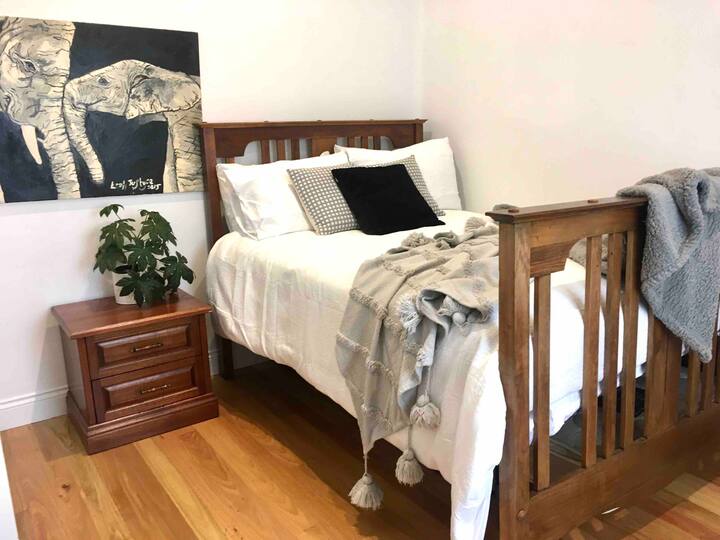 Where COUNTRY meets CITY is the style of this Ballarat Central Miners Cottage with FREE PARKING