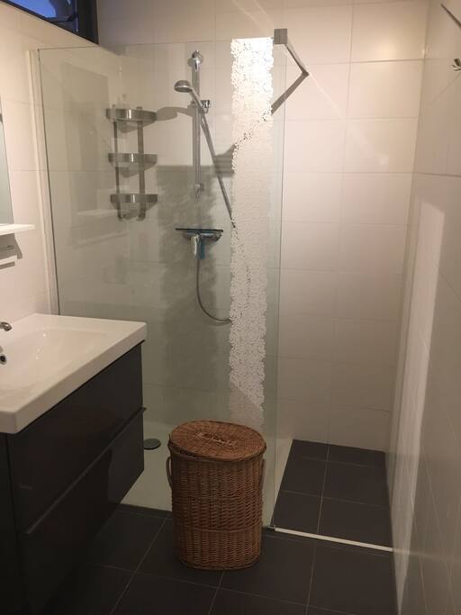 Mooie ruime badkamer met toilet.