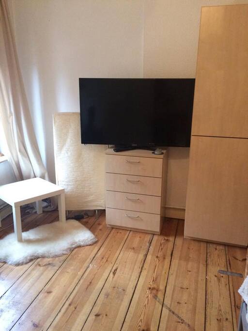 Flachbildfernseher im freien Zimmer