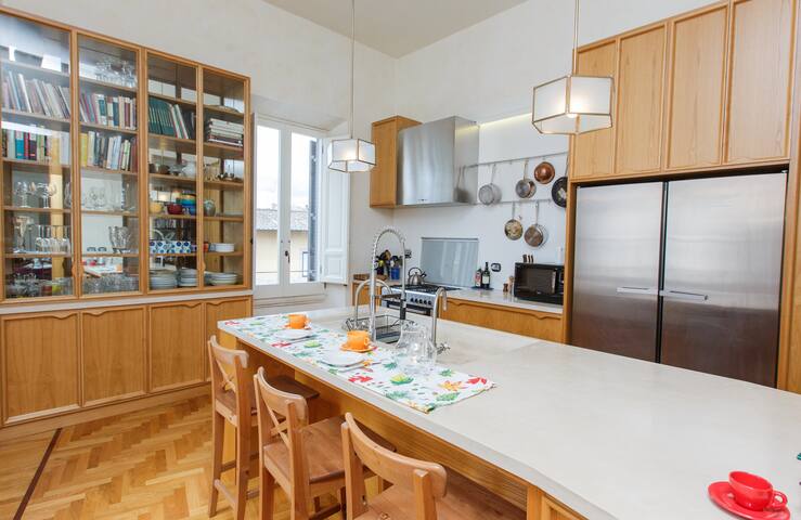 Piazza Navona: Beautiful 4BR 4 Baths, A/C, Wi-Fi gallery image 3