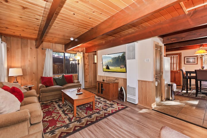 88 Acres lodge in Big Bear w Hot Tub Full amenitie
