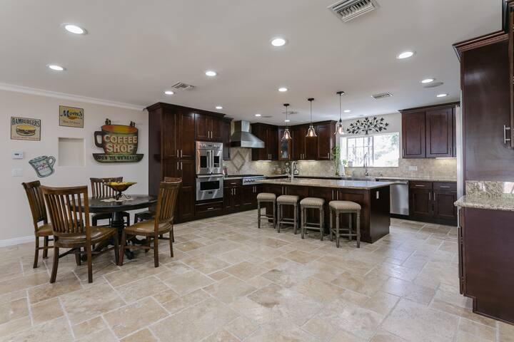 Luxury Villa W/4 BD huge backyard safe~quite gallery image 4