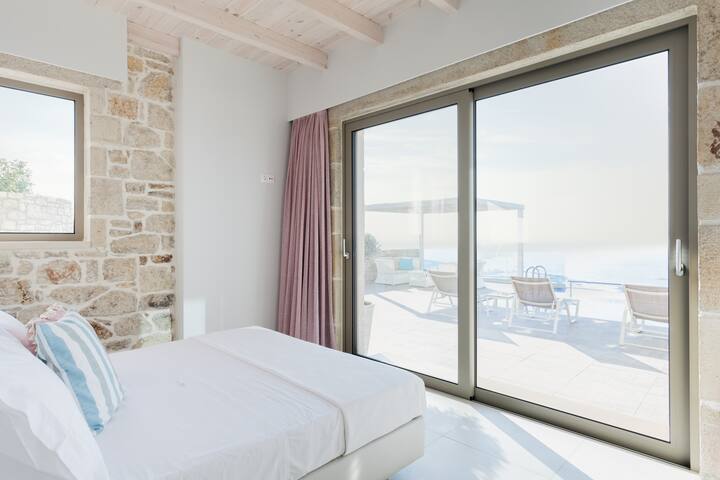 Poolside Villa with Spectacular Ocean Views gallery image 5