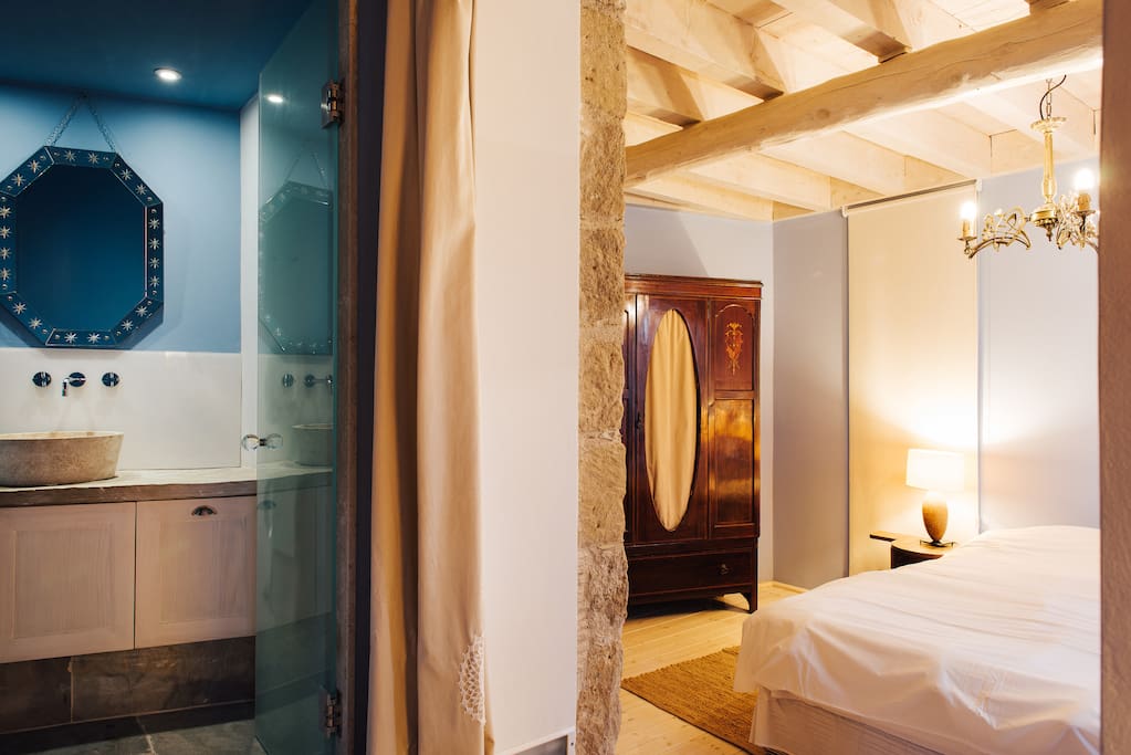 LOULLAKI 2 -BATHROOM/BEDROOM