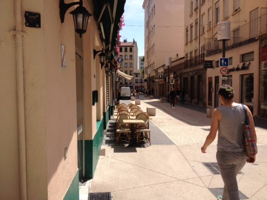 rue piétonne à 40m
un coin sympa. pour prendre un petit dèj. en terrasse ou simplement acheter une baguette de pain.