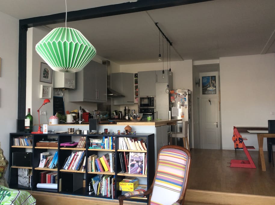 Vue du coin salon vers le coin cuisine