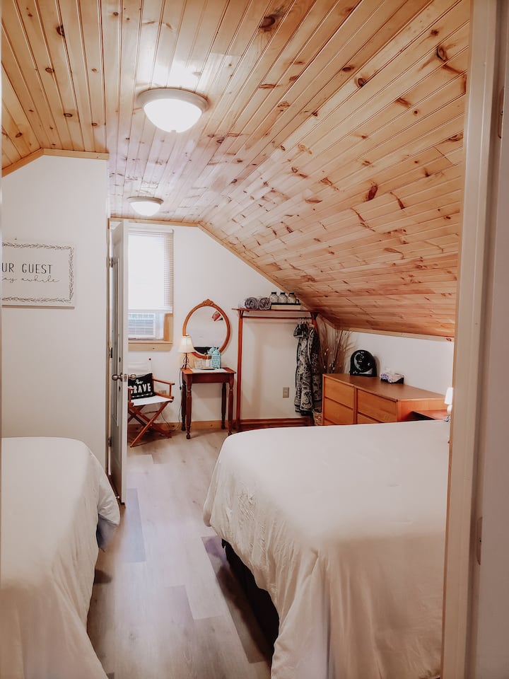 Uchaga wa nguo, viango, mablanketi ya ziada, meza ya ubatili, kiyoyozi, feni ndogo na kabati za nguo.