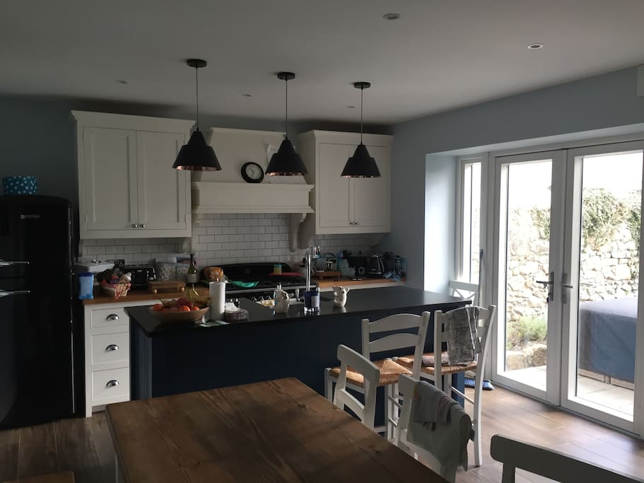Kitchen with 5 ring hob and 2 ovens.