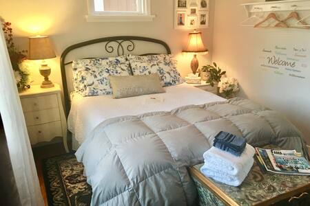 Inner City Cottage near Downtown & Hwy1 to Banff.