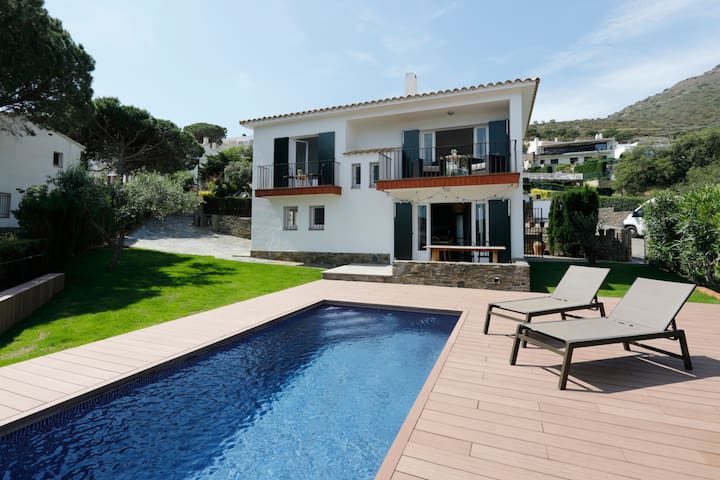 Ideal House for Families, views to sea and pool