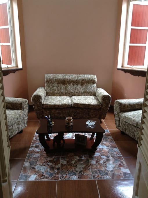 Sala de estar con tv plasma