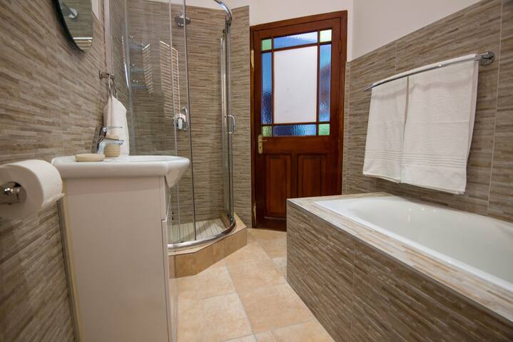 Dolphin Studio Apartment – A Whale of A Time gallery image 5