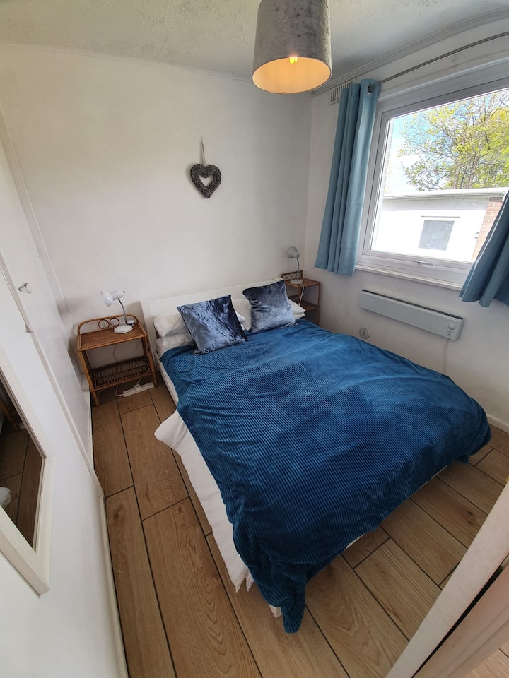 Predná spálňa s manželskou posteľou a novým matracom Silent Night 800 Mirapocket je vstavaná skriňa s niekoľkými zásuvkami a priestorom na zavesenie oblečenia.