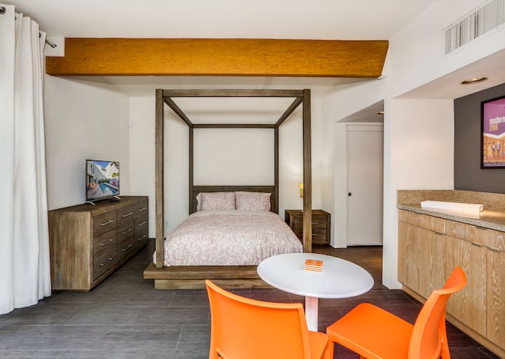 Casita - self contained!  Queen bed, closet, bar, ensuite, 40" smart TV