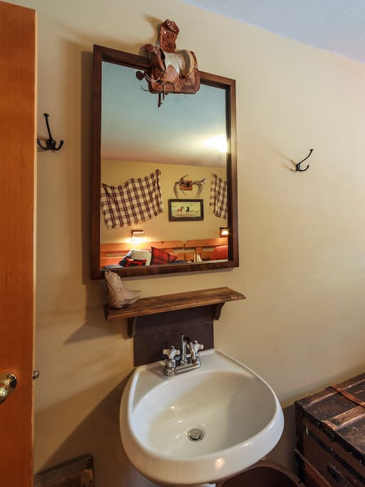 Ensuite pedestal sink