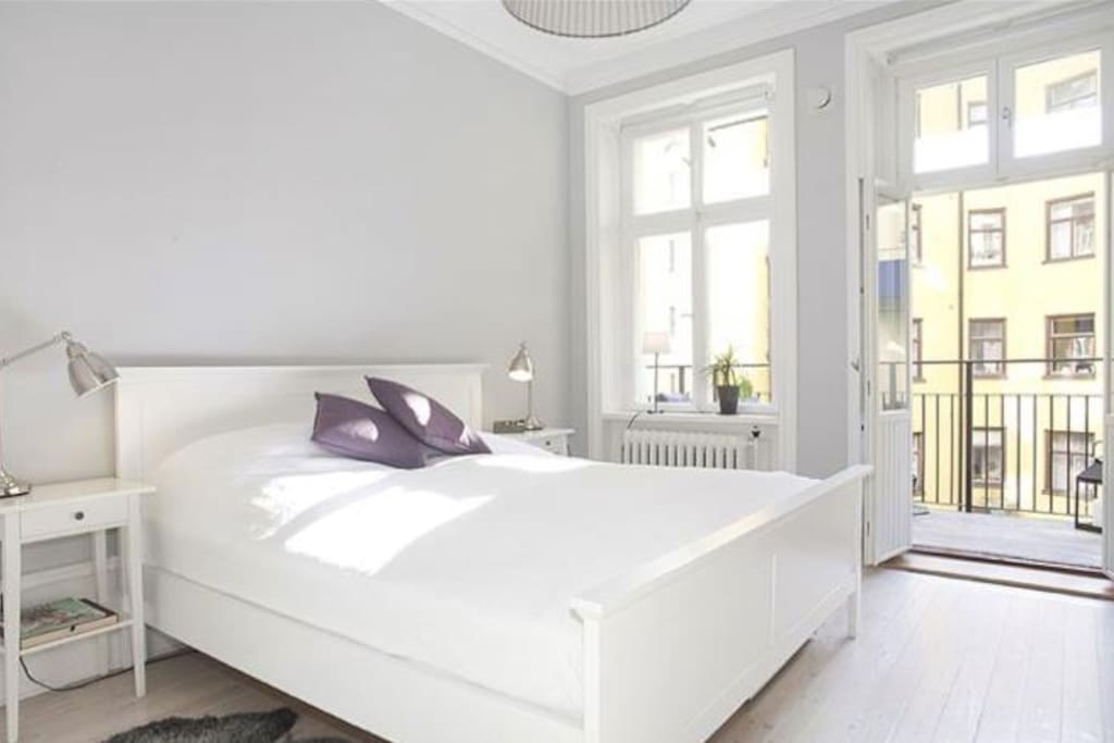 Bedroom with balkonyaccess