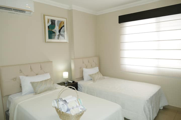 Საძინებელი # 2. მას აქვს 2 ერთადგილიანი საწოლი, საკუთარი აბაზანა, კარადა, Smart TV 32 ", NetFlix. 2 აბაზანა-ტუალეტი, მინის ხის სახლი, ცხელი წყალი. 