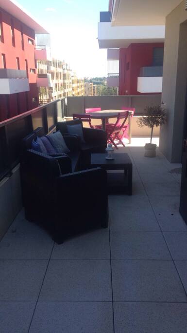 Terrasse de 25m2 àvec salon de jardin et table de jardin