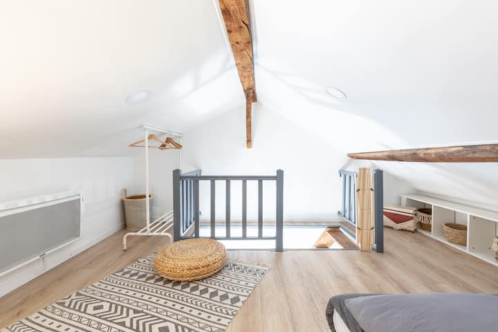 Habitación en el paso del primer dormitorio con dos camas individuales.