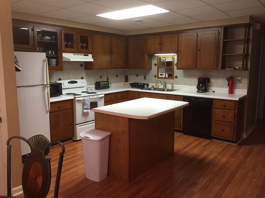 Open kitchen, dining and livingroom give plenty of space!