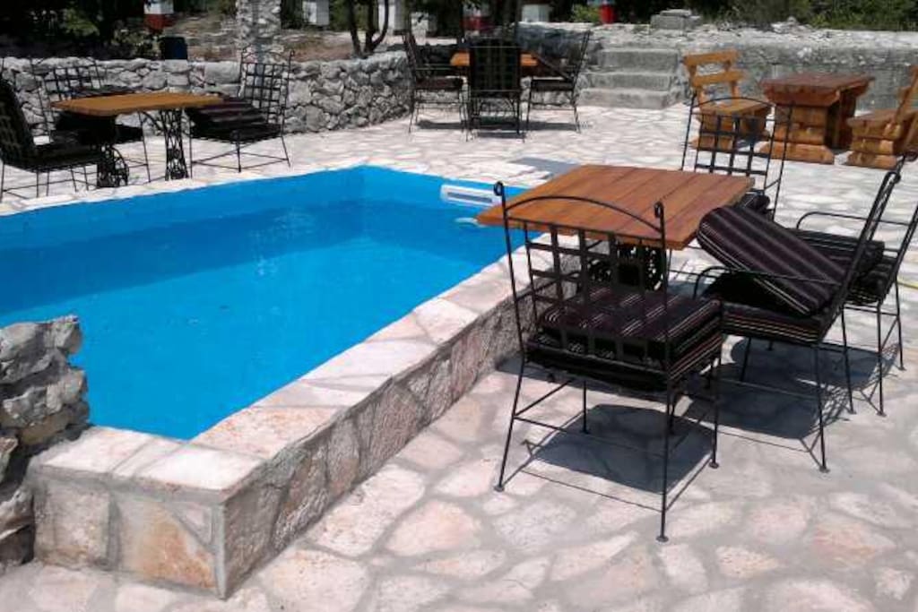 Restaurant with pool