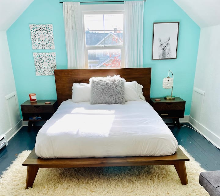 Spálňa s manželskou posteľou na poschodí s plochou obrazovkou a futónom s cvaknutím. 