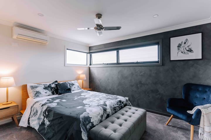 Двойно легло, свободно одеяло, съхранявано в одеяла