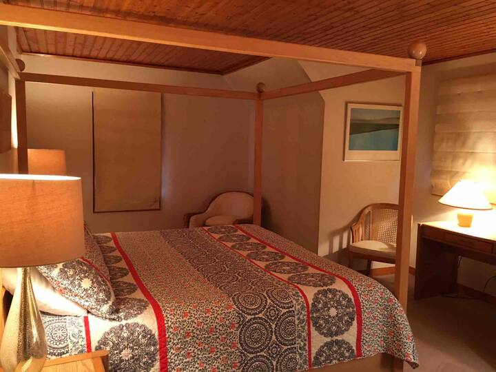 主卧设有独立卫生间和桑拿房，以及一张办公桌。 