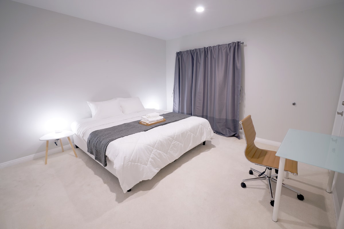 غرفة النوم الرئيسية | سرير بحجم كبير | خزانة ملابس | فراش مميز ، لحاف وستائر معتِّمة