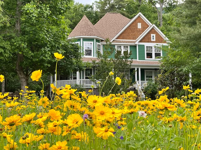 Minutes to Downtown Asheville! New sunroom! gallery image 2