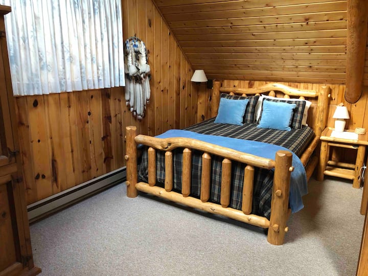 Kitanda cha malkia katika roshani