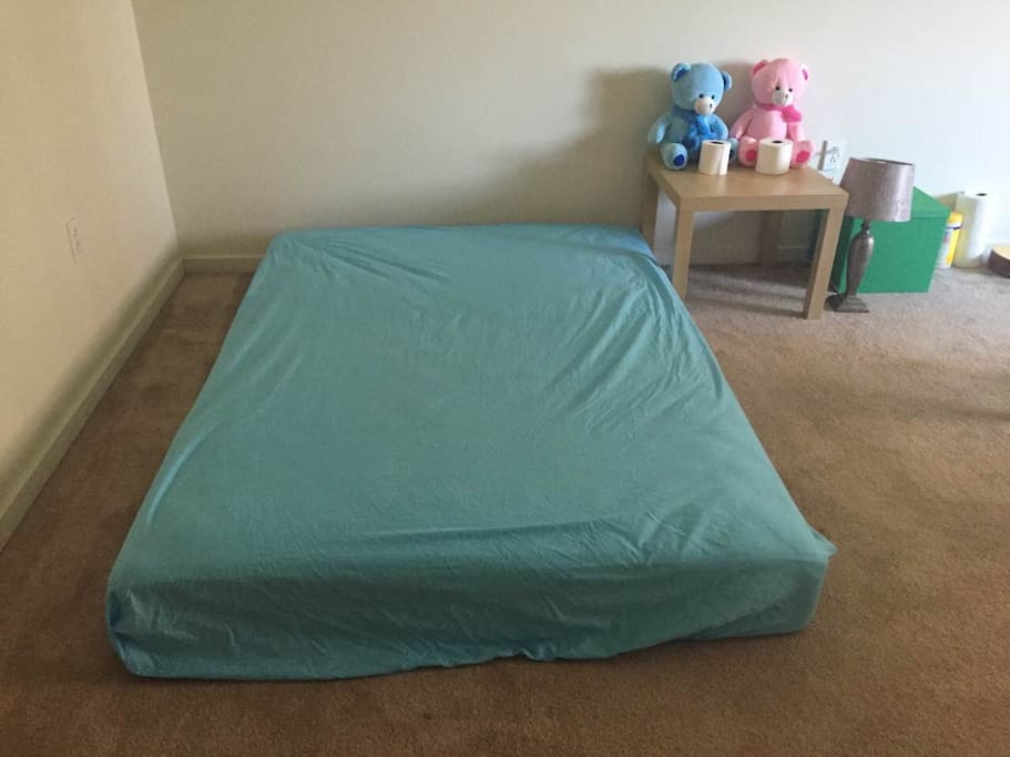 queen size bed(could put a twin size bed in the room if requested)