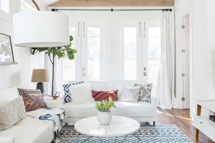 Creole Cottage Jewel, close to Magazine