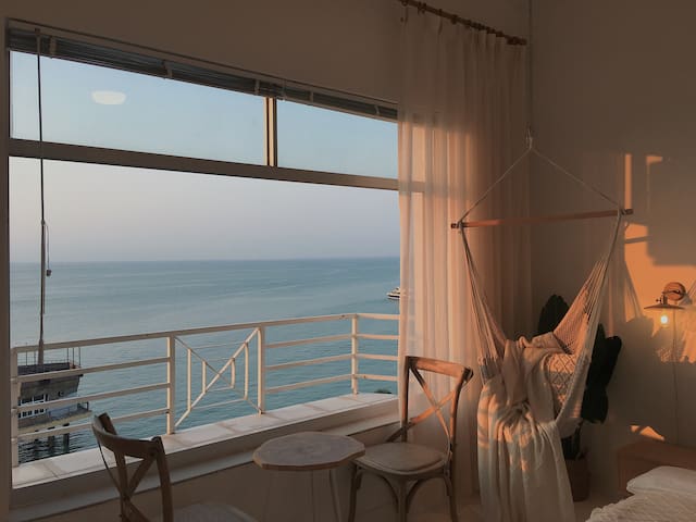 [Sea Street Diary] Old Street First Line Sea View Apartment. Only 20 meters from the sea + 100 inch projection