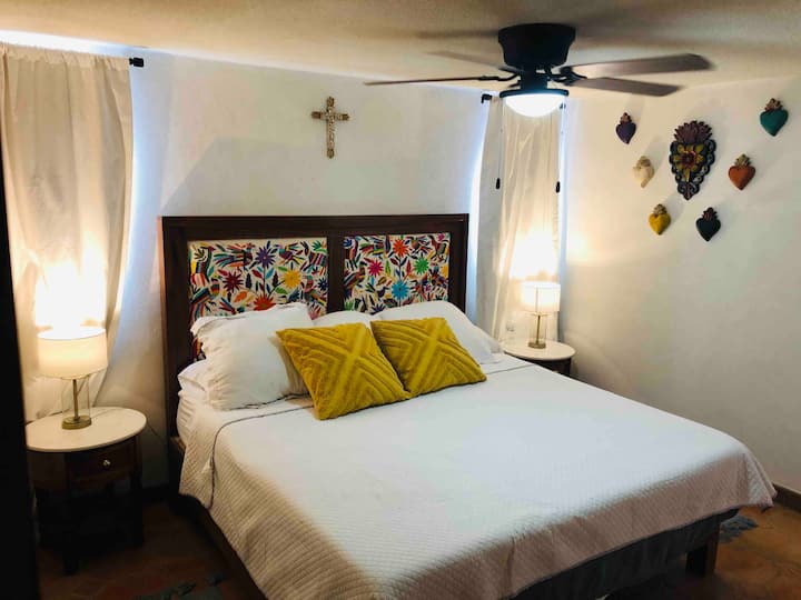 Chambre #1 avec lit King size et salle de bain complète dans la chambre