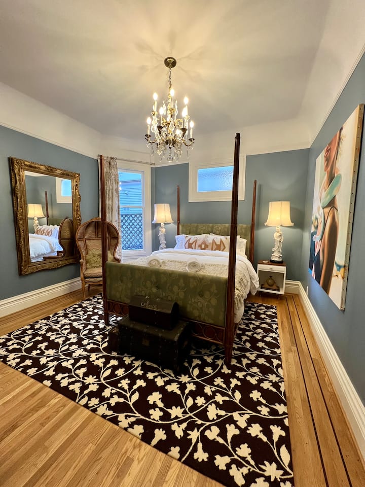 Luxurious Private Bedroom In 1900 Victorian - San Francisco, CA
