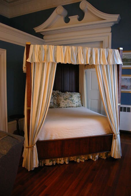 Queen canopy in the Library.
