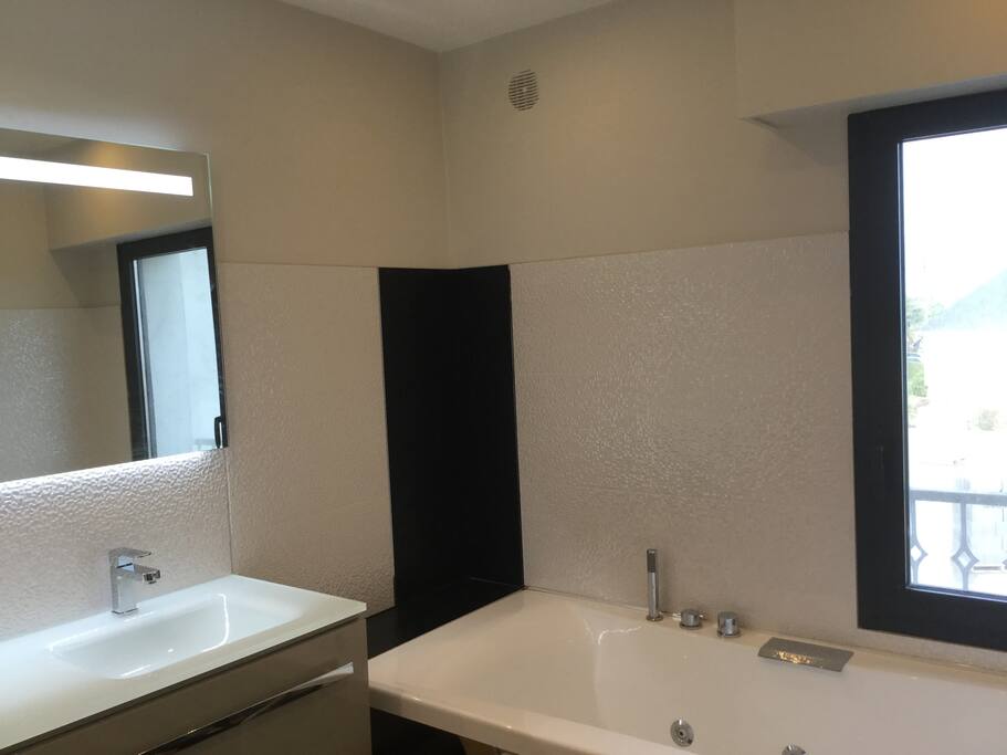 Salle de bain privative avec baignoire balnéothérapie