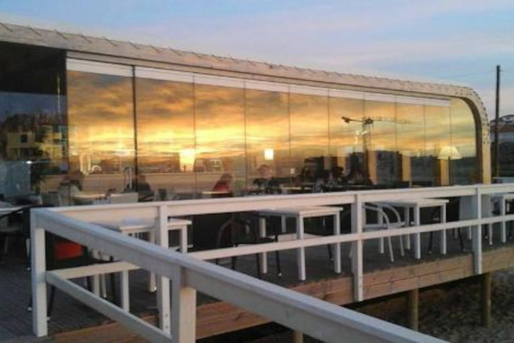 Bar /restaurante de praia, em frente do apartamento, muito agradável