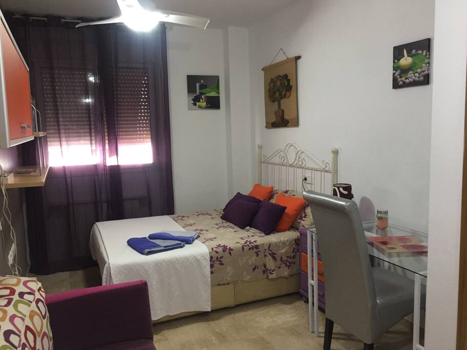 Habitación doble...y en ocasiones triple, pues cuenta con un estupendo cheslonge para que duerma otra persona. Soleada, limpia y tranquila. Aire acondicionado y calefacción central. Ventilador de techo. Estupenda para responder fuerzas!! Os espero pronto. Habitación Azahara