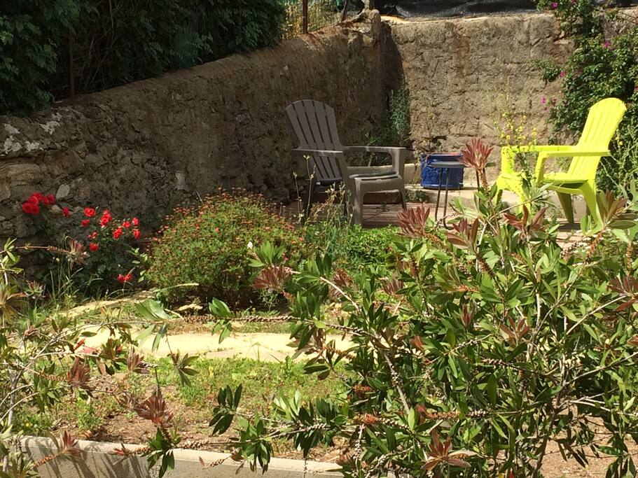 Jardinet privatif avec salon