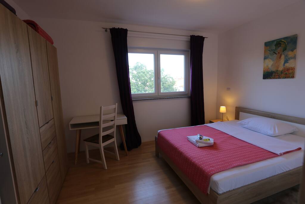Sleeping room with table