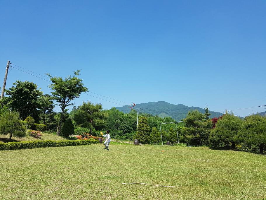 동심으로 돌아가 연날리기 해요.