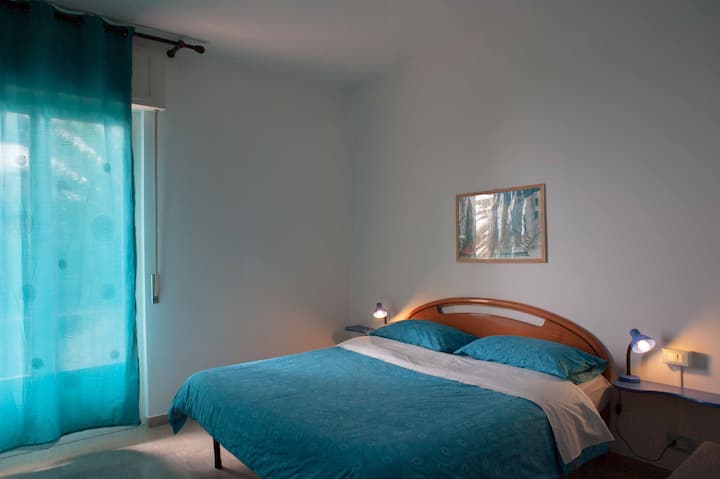 dormitorio doble con balcón y baño
