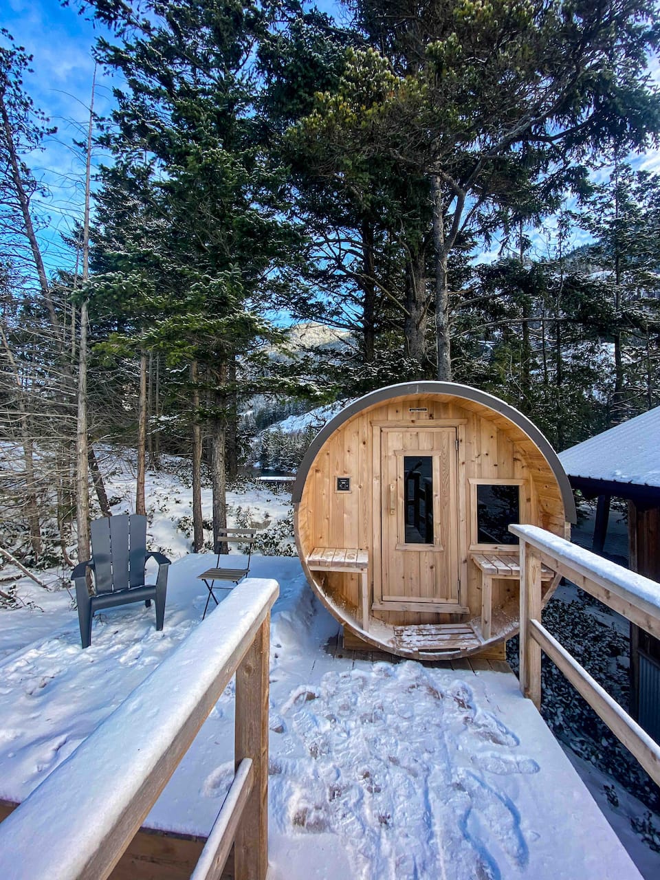 A waterfront cabin on Howe Sound, Squamish, British Columbia, Canada, photo 2 of 10