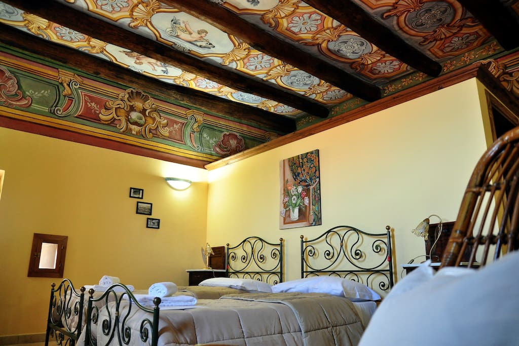 La "stanza dei letti" ovvero, stanza nobile essendo affrescata tutto intorno con le immagini delle quattro stagioni e nel soffitto spiccano putti che giocano con i delfini in mezzo a vari arabeschi. Ambiente ampio di circa 50 mq, luminoso con vista sul mare.